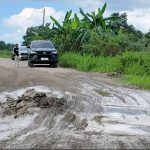 Kondisi kerusakan jalan. (Foto: Humas DPRD Kabupaten Kutai Kartanegara)