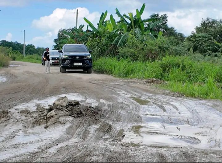 Kondisi kerusakan jalan. (Foto: Humas DPRD Kabupaten Kutai Kartanegara)