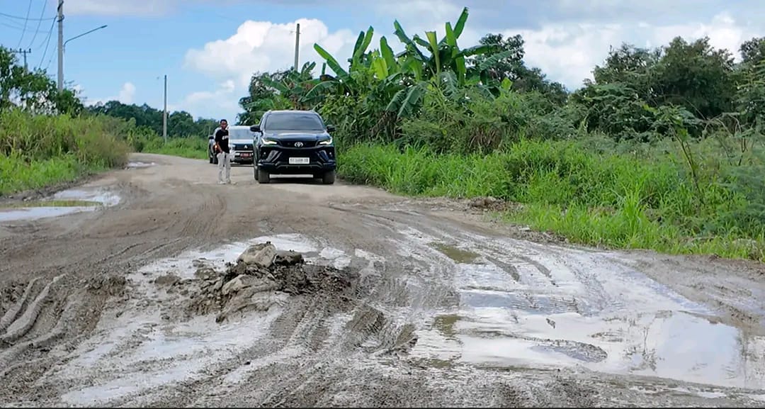 Kondisi kerusakan jalan. (Foto: Humas DPRD Kabupaten Kutai Kartanegara)