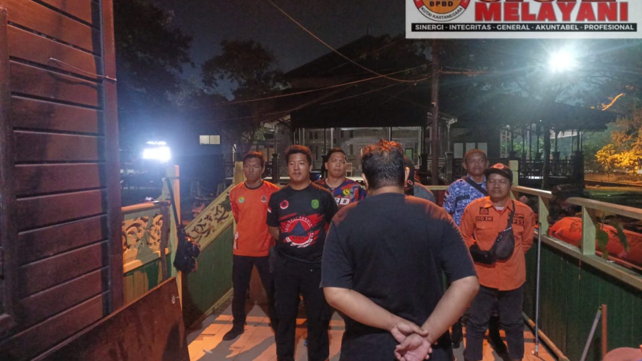 Persiapan tim BPBD Kukar sebelum berangkat untuk melanjutkan pencarian korban, Sabtu (25/4/2026) malam. (Dok. BPBD Kukar)
