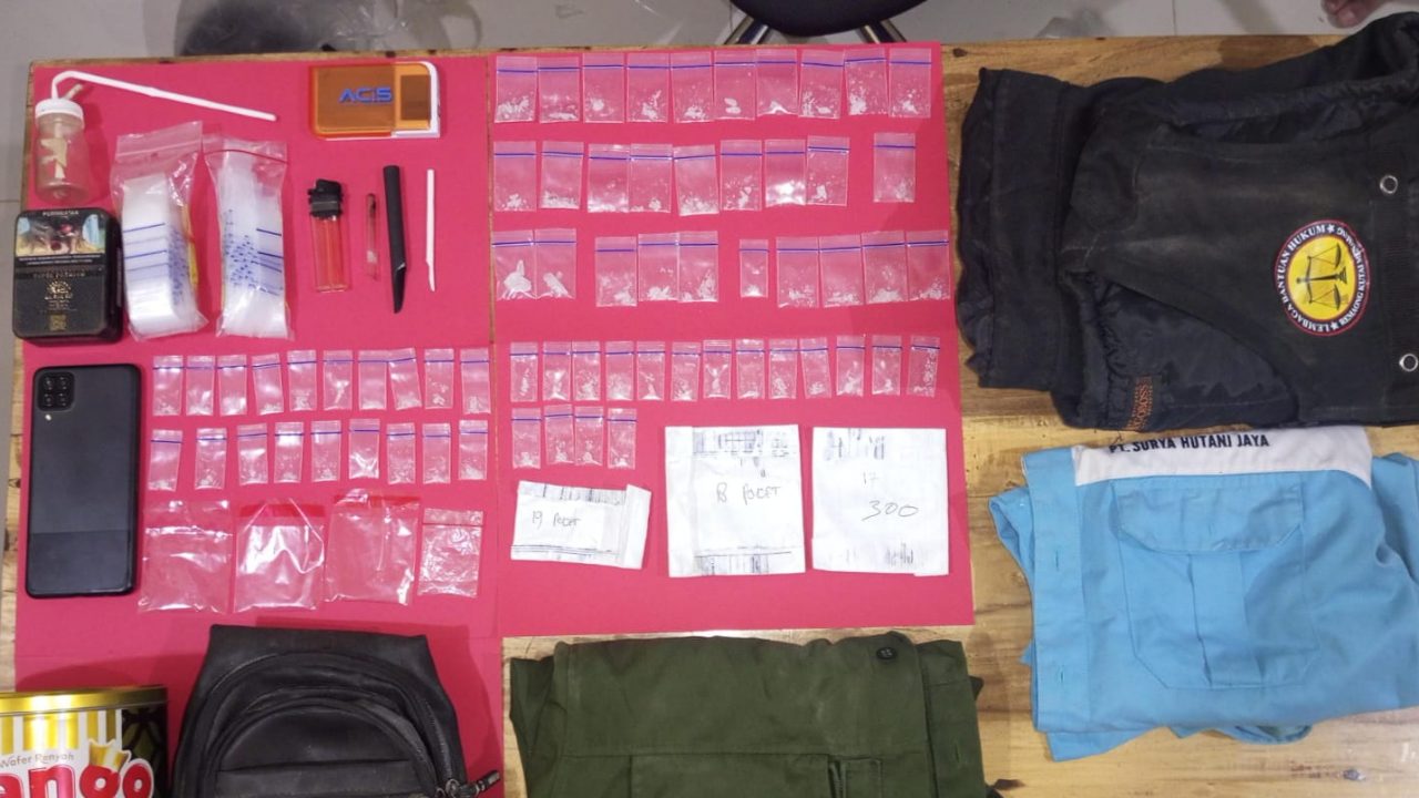 Sejumlah barang bukti narkotika jenis sabu yang diamankan aparat kepolisian dalam pengungkapan dan pengembangan kasus peredaran narkotika di wilayah Muara Kaman.