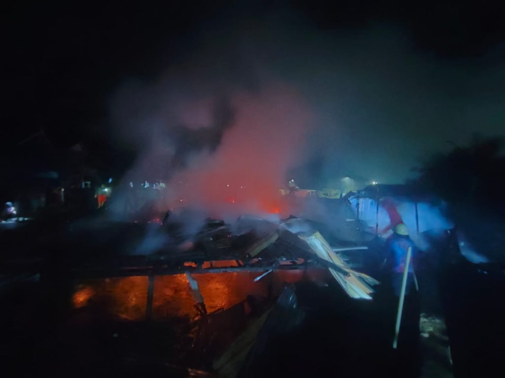 Petugas pemadam kebakaran melakukan proses pendinginan di lokasi kebakaran yang menyisakan puing-puing rumah warga di Kuala Samboja, Selasa (31/3/2026).