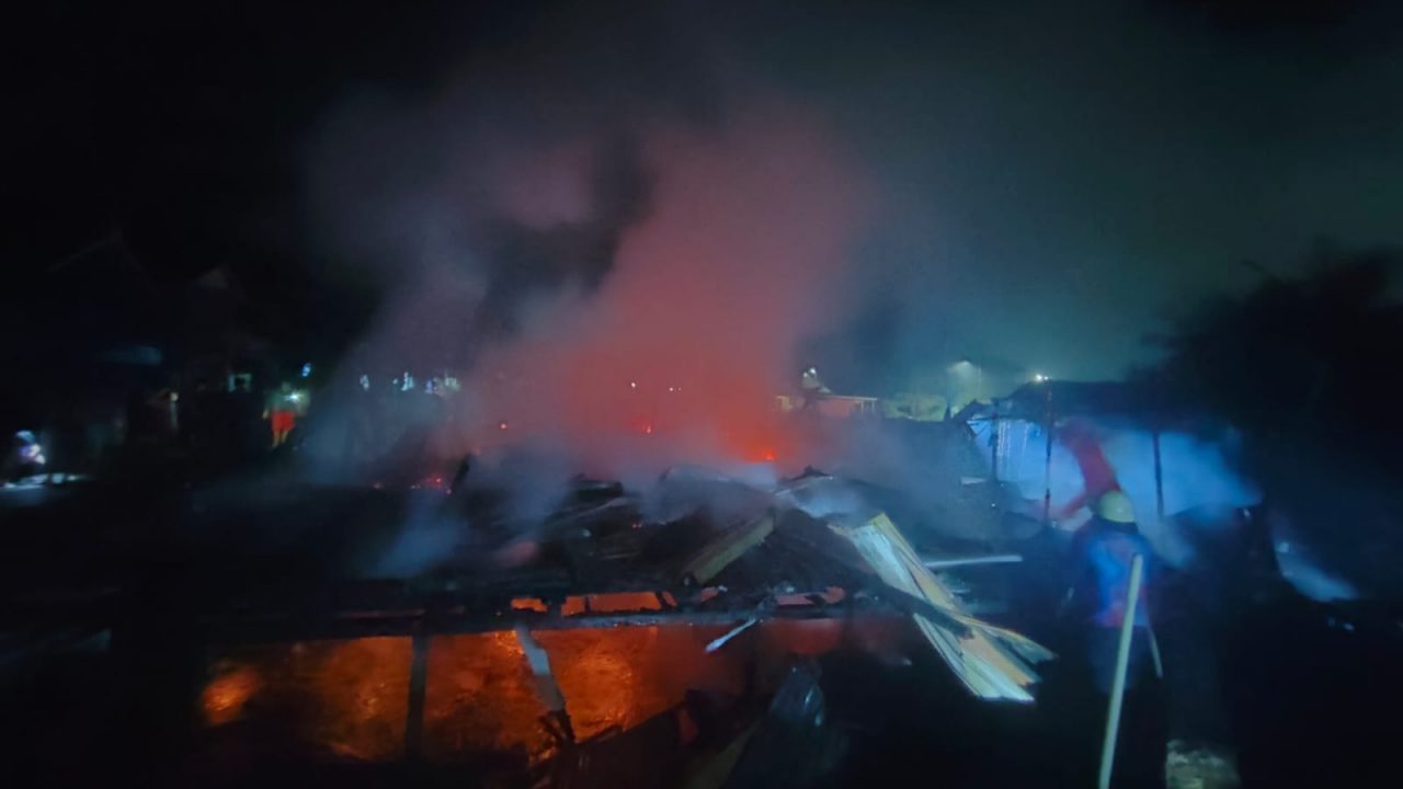 Petugas pemadam kebakaran melakukan proses pendinginan di lokasi kebakaran yang menyisakan puing-puing rumah warga di Kuala Samboja, Selasa (31/3/2026).