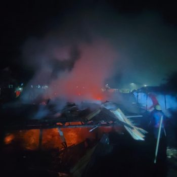 Petugas pemadam kebakaran melakukan proses pendinginan di lokasi kebakaran yang menyisakan puing-puing rumah warga di Kuala Samboja, Selasa (31/3/2026).