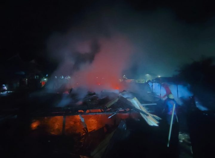 Petugas pemadam kebakaran melakukan proses pendinginan di lokasi kebakaran yang menyisakan puing-puing rumah warga di Kuala Samboja, Selasa (31/3/2026).