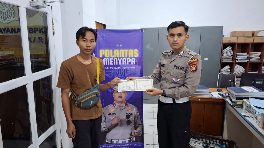 Satlantas Polres Kutai Kartanegara menghadirkan inovasi pelayanan Polantas Menyapa bagi masyarakat.