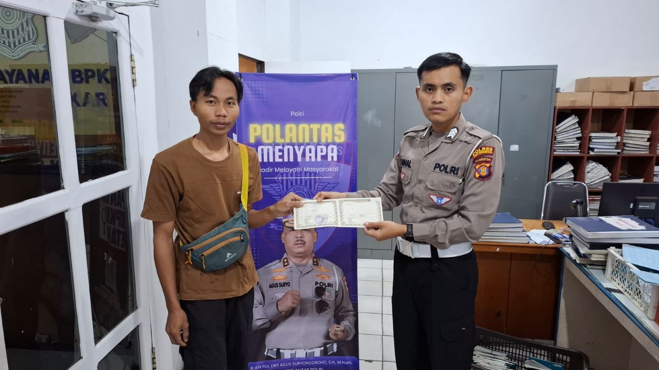 Satlantas Polres Kutai Kartanegara menghadirkan inovasi pelayanan Polantas Menyapa bagi masyarakat.