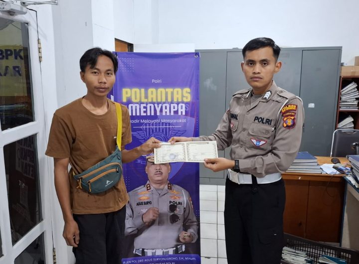 Satlantas Polres Kutai Kartanegara menghadirkan inovasi pelayanan Polantas Menyapa bagi masyarakat.