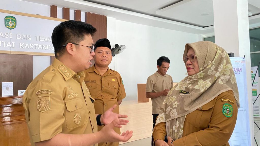 Wakil Bupati Kutai Kartanegara, Rendi Solihin, melakukan inspeksi mendadak ke Disnakertrans Kukar, Senin (30/3/2026).