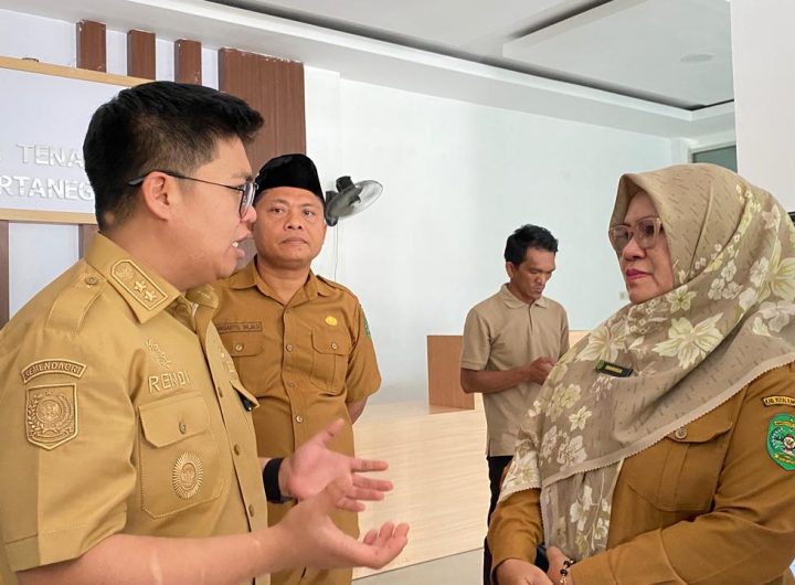 Wakil Bupati Kutai Kartanegara, Rendi Solihin, melakukan inspeksi mendadak ke Disnakertrans Kukar, Senin (30/3/2026).