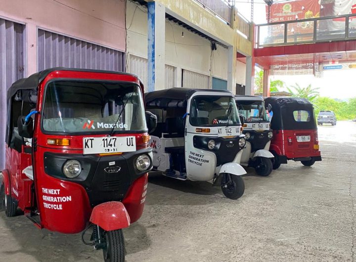 Moda transportasi bajaj hadir di Tenggarong.