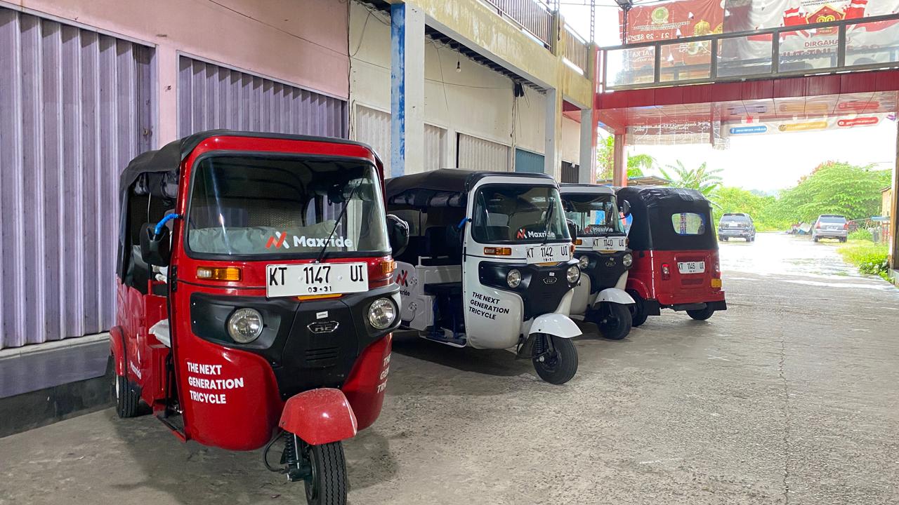 Moda transportasi bajaj hadir di Tenggarong.
