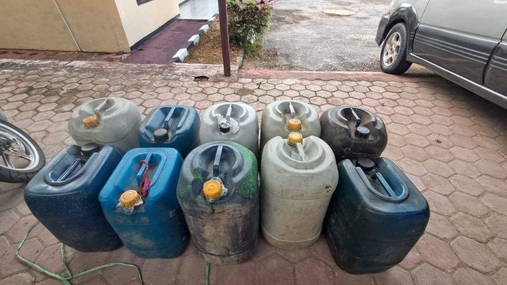 10 jerigen Pertalite disita sebagai barang bukti kasus BBM subsidi.