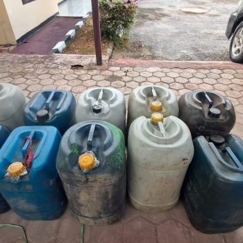 10 jerigen Pertalite disita sebagai barang bukti kasus BBM subsidi.