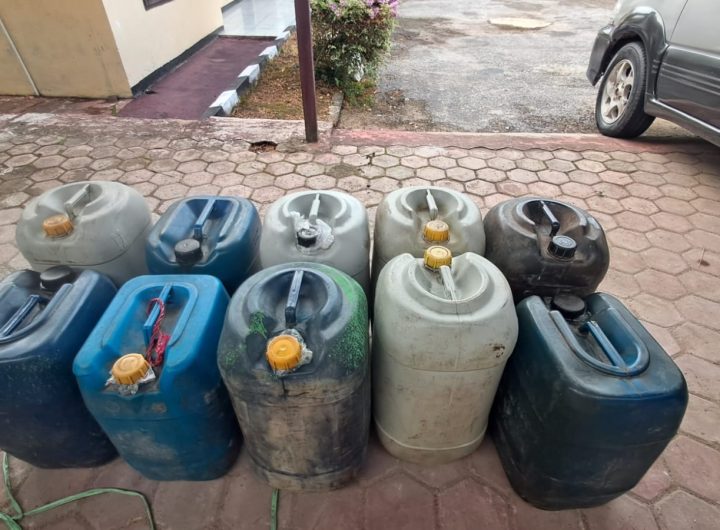 10 jerigen Pertalite disita sebagai barang bukti kasus BBM subsidi.