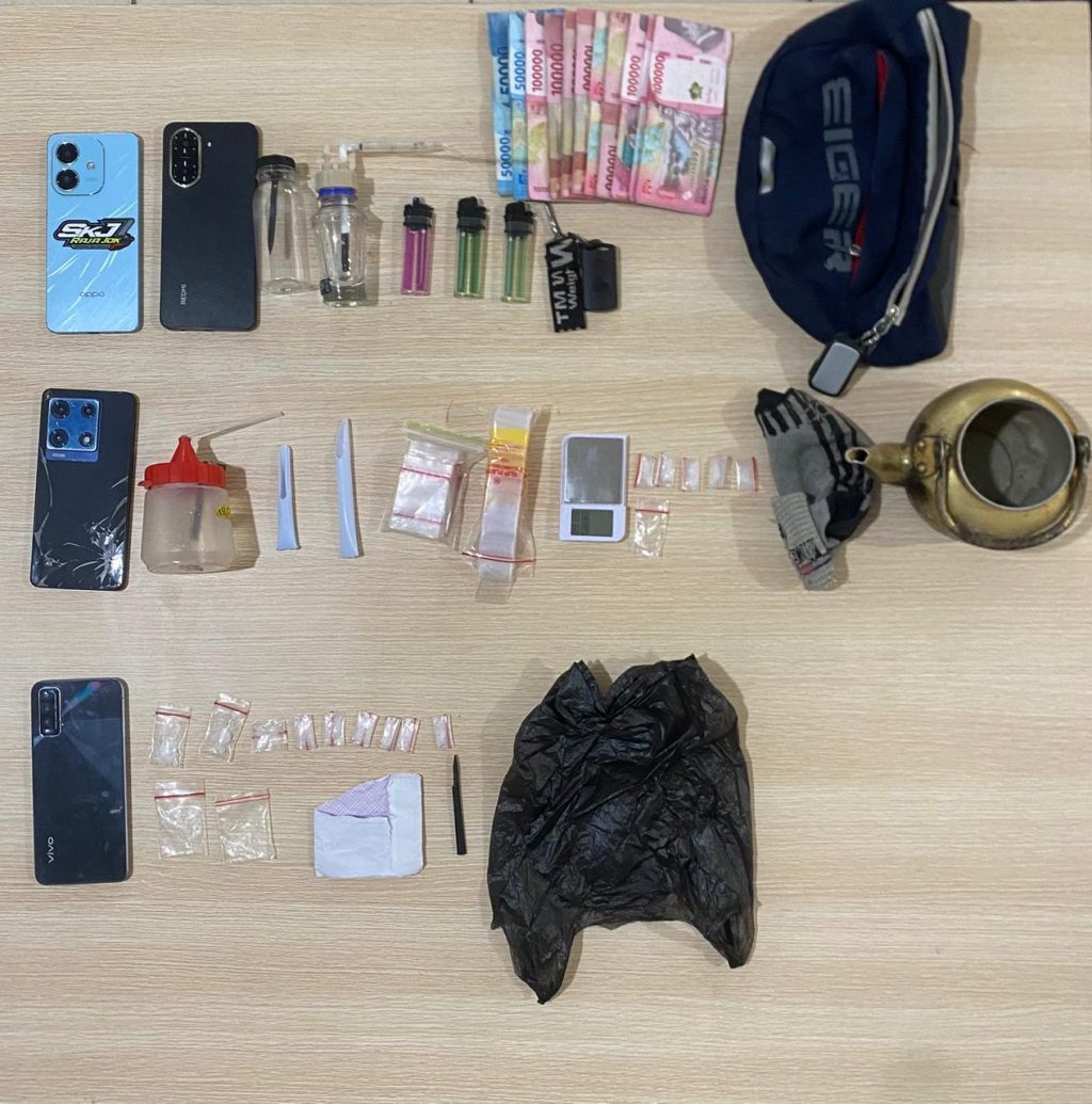 Barang bukti narkotika jenis sabu beserta alat pendukung peredaran turut diamankan Satresnarkoba Polres Kukar dari para tersangka.