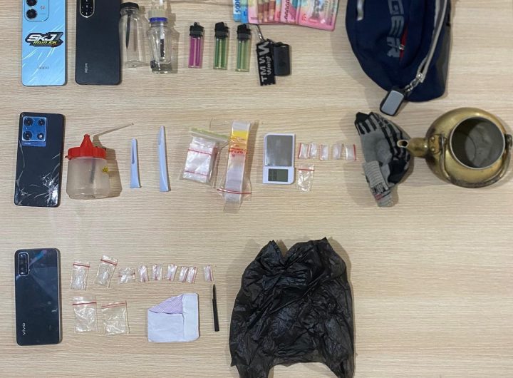 Barang bukti narkotika jenis sabu beserta alat pendukung peredaran turut diamankan Satresnarkoba Polres Kukar dari para tersangka.