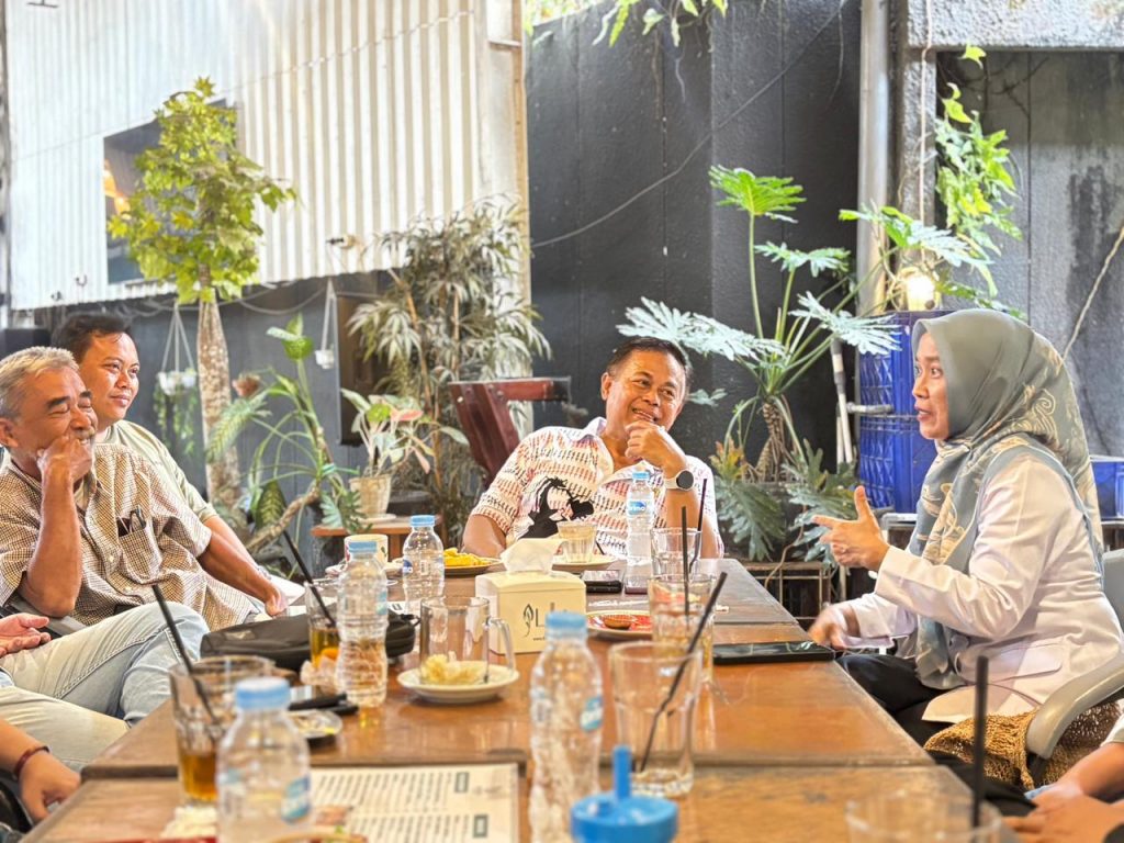 Suasana pertemuan Brigjen Fadjar Abdillah bersama insan pers di salah satu warung kopi di Samarinda.