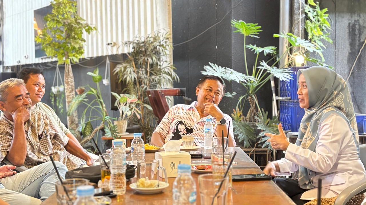 Suasana pertemuan Brigjen Fadjar Abdillah bersama insan pers di salah satu warung kopi di Samarinda.