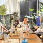 Suasana pertemuan Brigjen Fadjar Abdillah bersama insan pers di salah satu warung kopi di Samarinda.