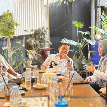 Suasana pertemuan Brigjen Fadjar Abdillah bersama insan pers di salah satu warung kopi di Samarinda.