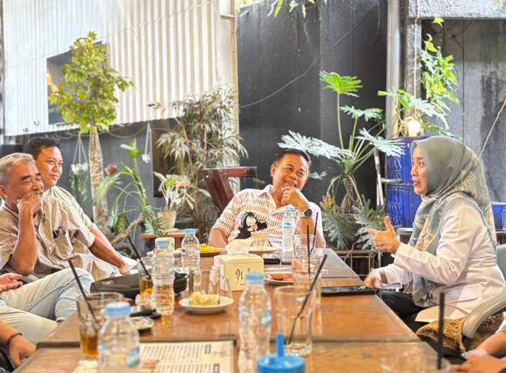 Suasana pertemuan Brigjen Fadjar Abdillah bersama insan pers di salah satu warung kopi di Samarinda.