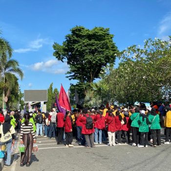 Aksi unjuk rasa mahasiswa dan masyarakat di Samarinda, Selasa (21/4/2026).