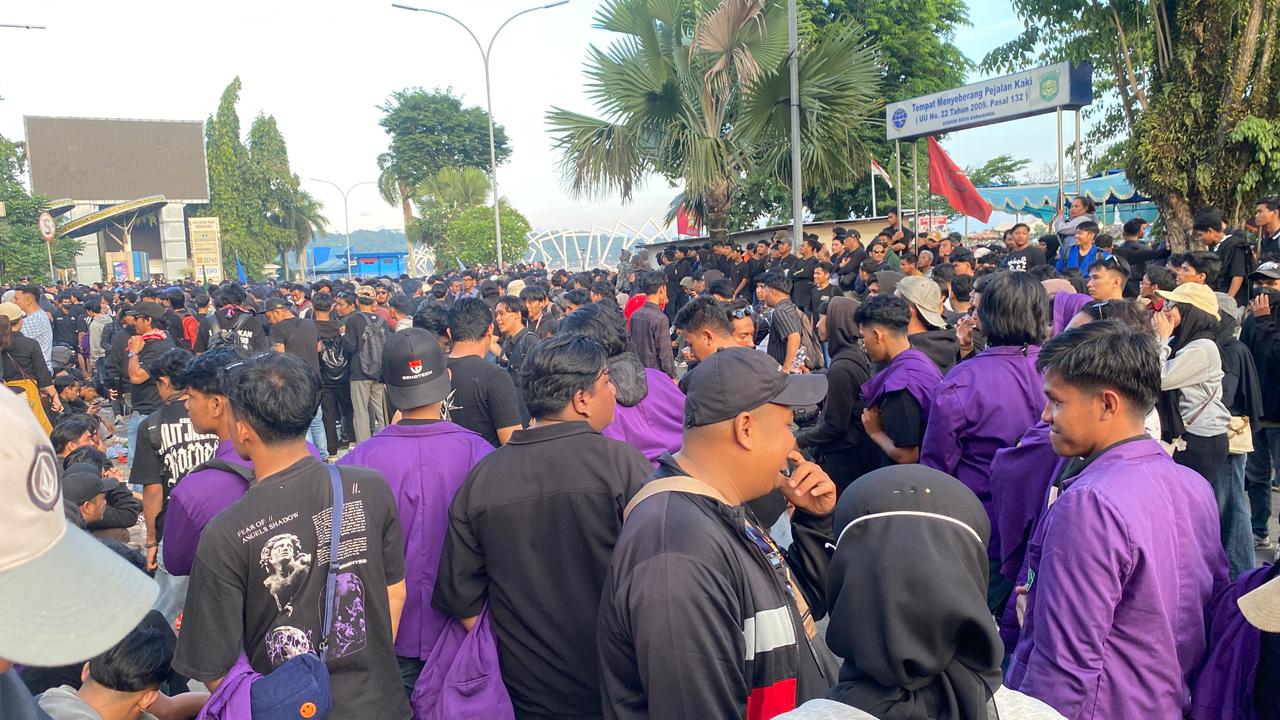 Suasana aksi demonstrasi di Samarinda, Selasa (21/4/2026).