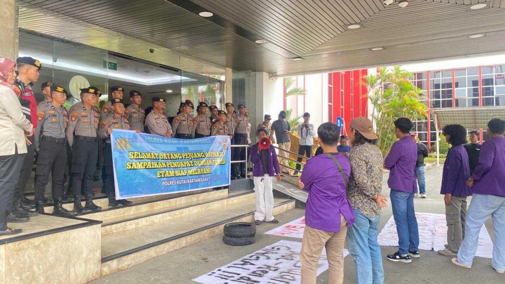 Suasana aksi demonstrasi mahasiswa Universitas Kutai Kartanegara (Unikarta) di Kantor Bupati Kutai Kartanegara, Kamis (2/4/2026).