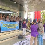 Suasana aksi demonstrasi mahasiswa Universitas Kutai Kartanegara (Unikarta) di Kantor Bupati Kutai Kartanegara, Kamis (2/4/2026).