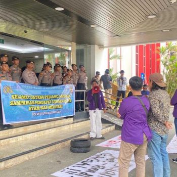 Suasana aksi demonstrasi mahasiswa Universitas Kutai Kartanegara (Unikarta) di Kantor Bupati Kutai Kartanegara, Kamis (2/4/2026).
