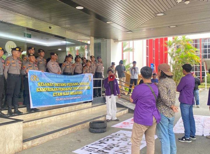 Suasana aksi demonstrasi mahasiswa Universitas Kutai Kartanegara (Unikarta) di Kantor Bupati Kutai Kartanegara, Kamis (2/4/2026).