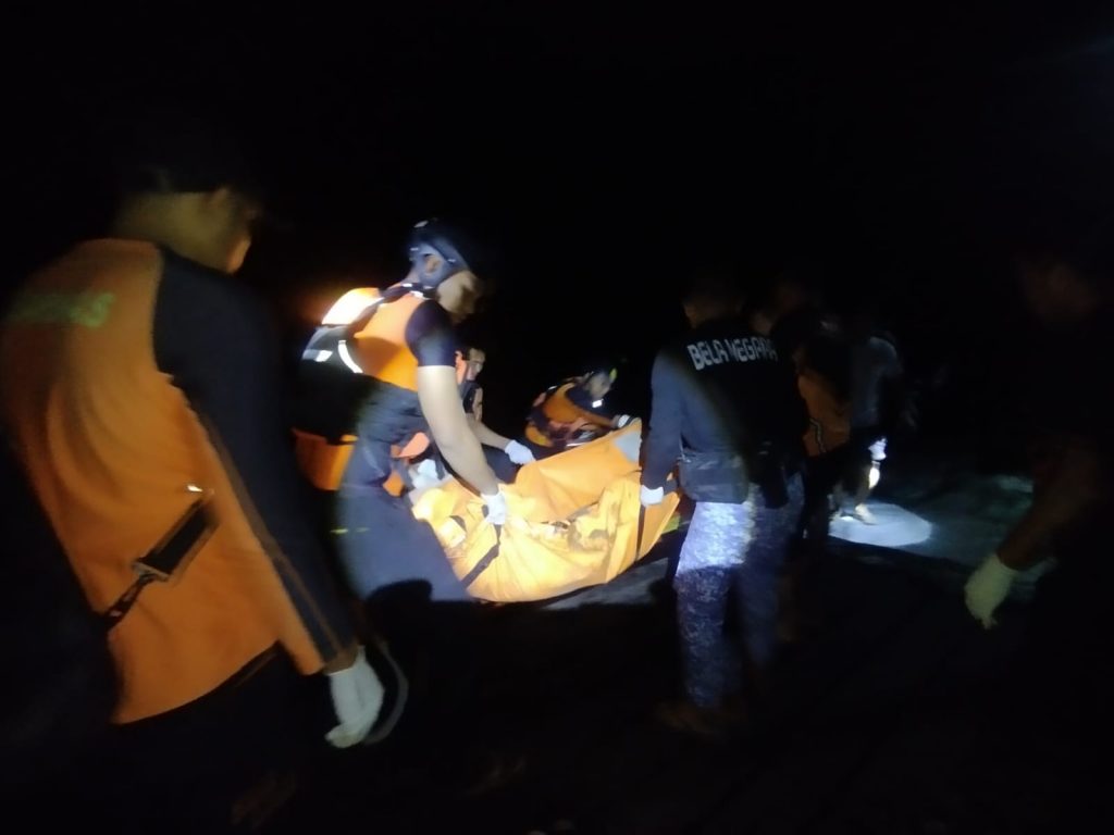 Evakuasi korban perahu ketinting karam di Sungai Belayan, Desa Genting Tanah, Kecamatan Kembang Janggut.