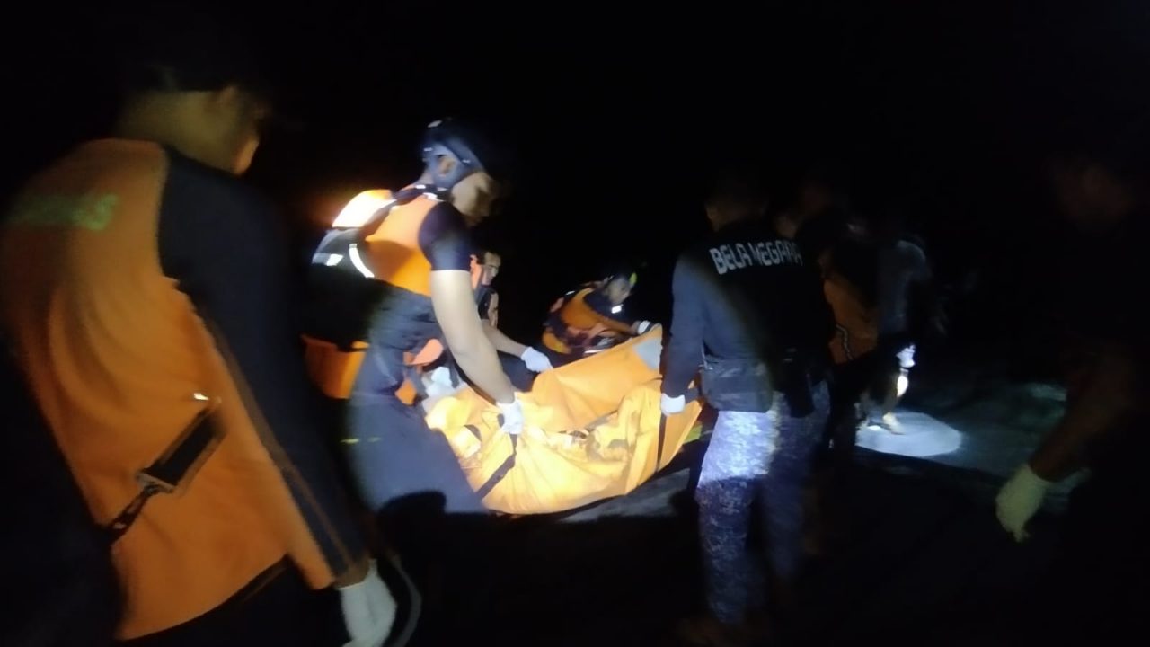 Evakuasi korban perahu ketinting karam di Sungai Belayan, Desa Genting Tanah, Kecamatan Kembang Janggut.