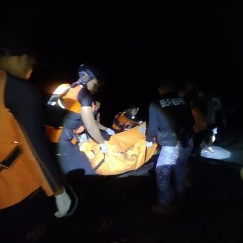 Evakuasi korban perahu ketinting karam di Sungai Belayan, Desa Genting Tanah, Kecamatan Kembang Janggut.