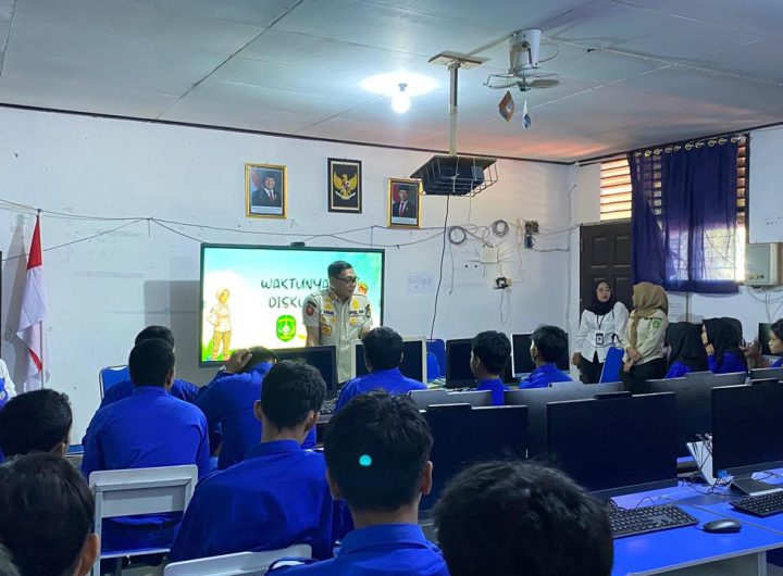 Satpol PP Kukar sosialisasikan disiplin dan pencegahan bullying di SMK Geoper Tenggarong, Rabu (29/4/2026).