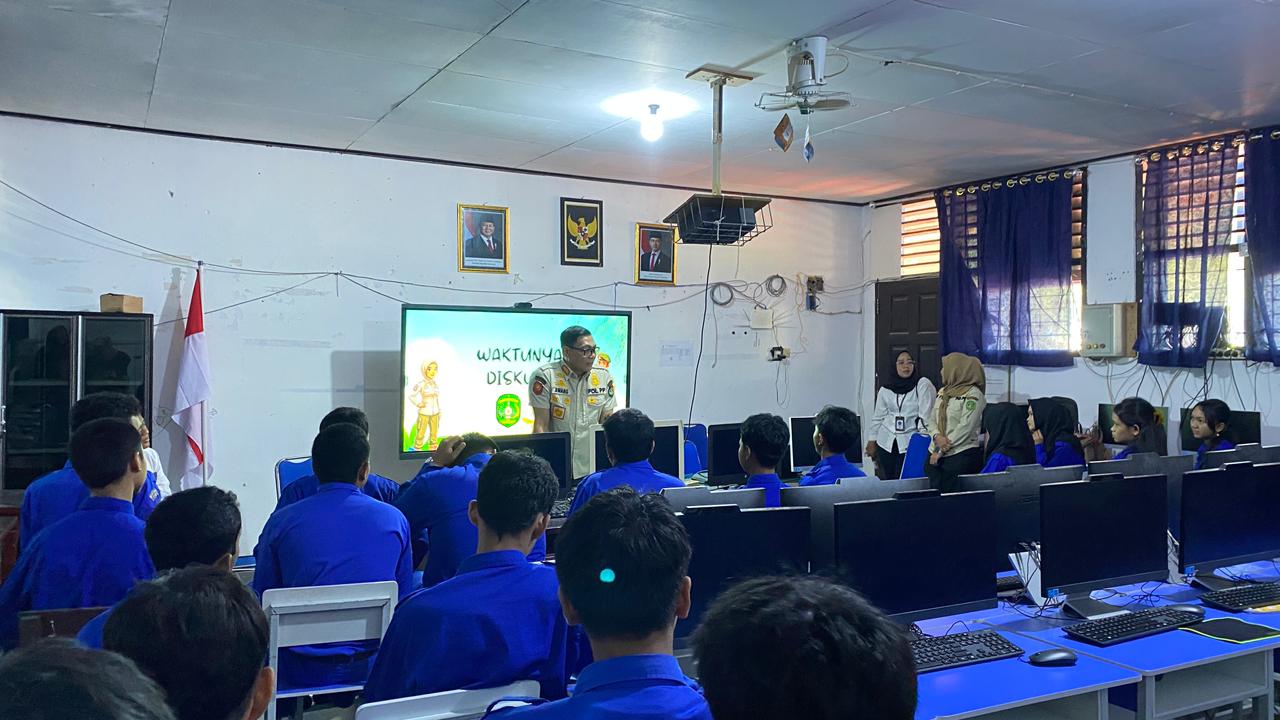 Satpol PP Kukar sosialisasikan disiplin dan pencegahan bullying di SMK Geoper Tenggarong, Rabu (29/4/2026).