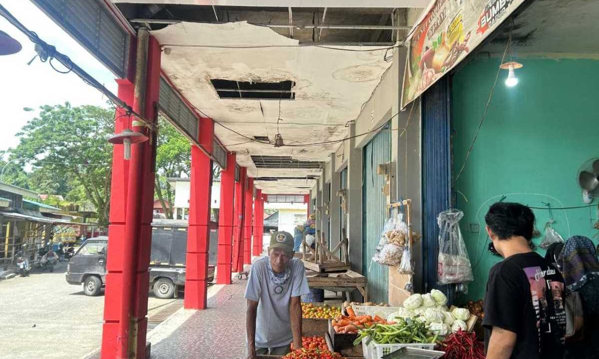 kondisi kerusakan plafon di Pasar Mangkurawang.