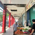 kondisi kerusakan plafon di Pasar Mangkurawang.