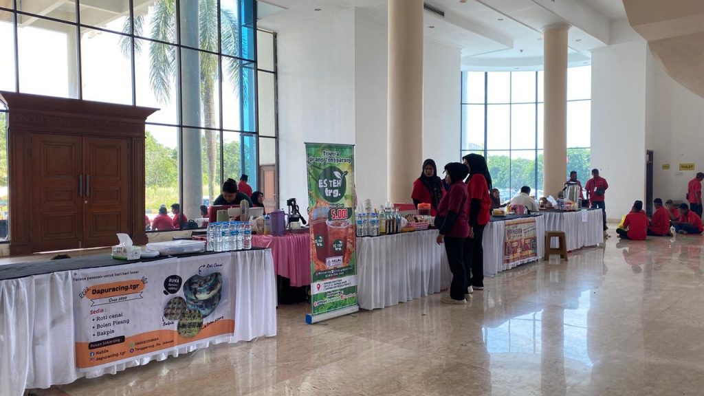 Tenant UMKM lokal meramaikan Muscab DPC PDI Perjuangan Kukar di Gedung PKM, Sabtu (25/4/2026).