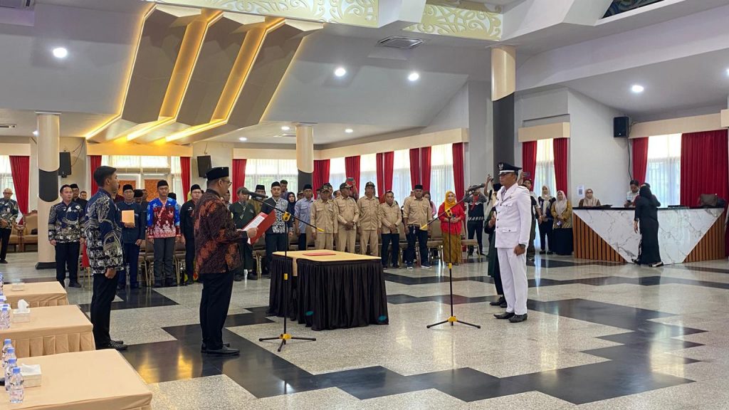 Bupati Kukar Aulia Rahman Basri secara resmi melantik Pj Kepala Desa Jonggon Desa di Pendopo Odah Etam, Kamis (9/4/2026).