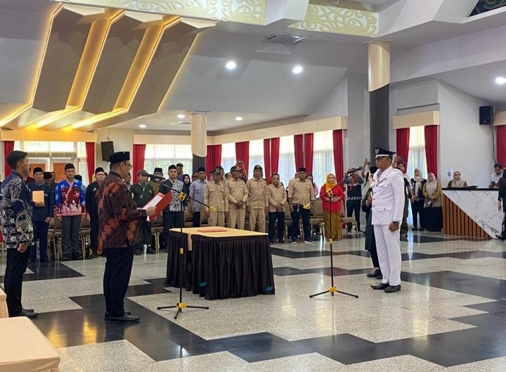 Bupati Kukar Aulia Rahman Basri secara resmi melantik Pj Kepala Desa Jonggon Desa di Pendopo Odah Etam, Kamis (9/4/2026).