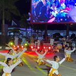 Sanggar Tari Ketikai menampilkan pertunjukan seni tari tradisional di Simpang Odah Etam (SOE), Tenggarong, dalam rangka mendukung pengembangan ekonomi kreatif dan pelestarian budaya daerah.