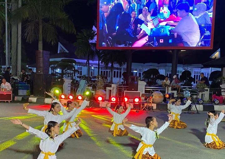 Sanggar Tari Ketikai menampilkan pertunjukan seni tari tradisional di Simpang Odah Etam (SOE), Tenggarong, dalam rangka mendukung pengembangan ekonomi kreatif dan pelestarian budaya daerah.