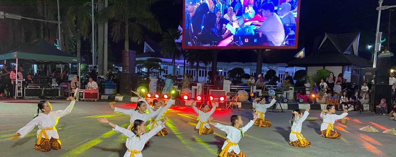 Sanggar Tari Ketikai menampilkan pertunjukan seni tari tradisional di Simpang Odah Etam (SOE), Tenggarong, dalam rangka mendukung pengembangan ekonomi kreatif dan pelestarian budaya daerah.