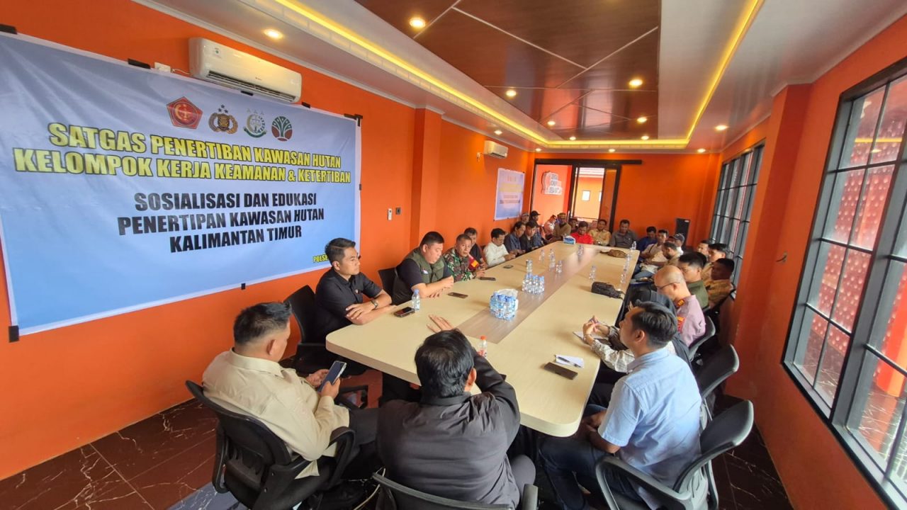 Satgas PKH menyosialisasikan penertiban kawasan hutan kepada warga Desa Batuah, Loa Janan, Kutai Kartanegara.