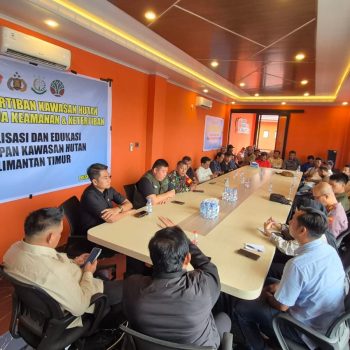 Satgas PKH menyosialisasikan penertiban kawasan hutan kepada warga Desa Batuah, Loa Janan, Kutai Kartanegara.