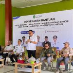 Pemkab Kukar menyalurkan bantuan beras dan benih padi kepada petani yang terdampak bencana banjir di Kecamatan Tenggarong.