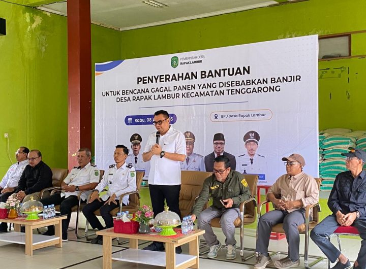 Pemkab Kukar menyalurkan bantuan beras dan benih padi kepada petani yang terdampak bencana banjir di Kecamatan Tenggarong.