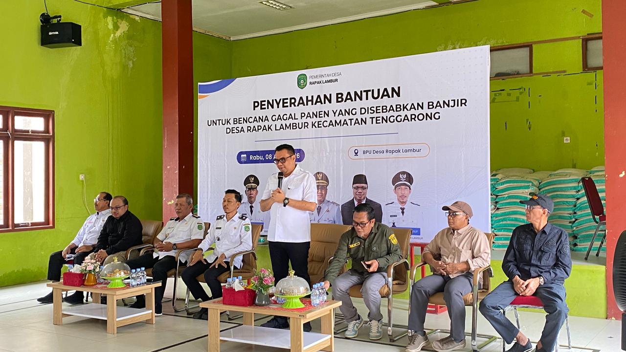 Pemkab Kukar menyalurkan bantuan beras dan benih padi kepada petani yang terdampak bencana banjir di Kecamatan Tenggarong.